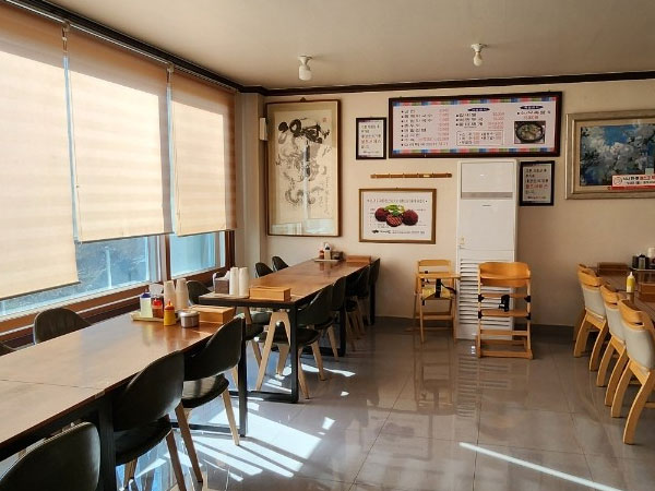 양양군 범바우막국수 내부 인테리어