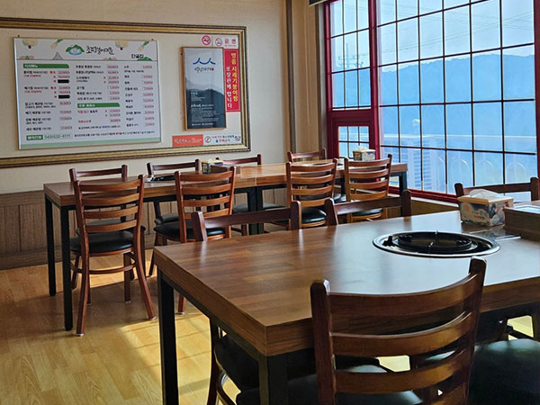 진천군 단골집 내부 인테리어