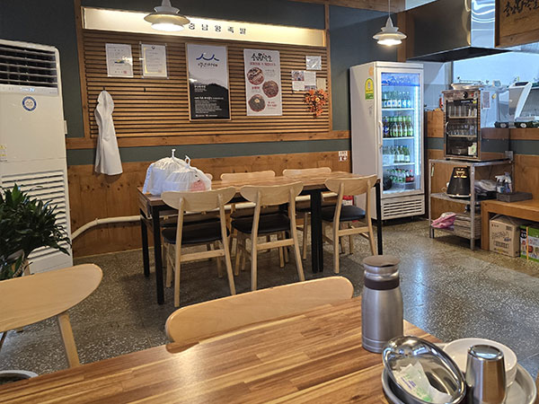 예산군 충남왕족발 내부 인테리어