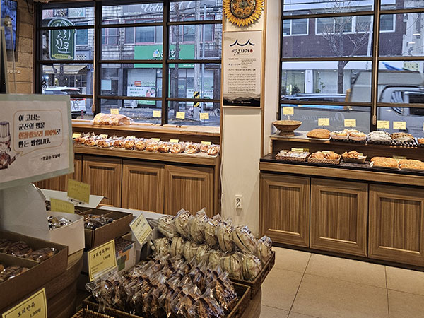 군산시 빵굽는오남매 내부 인테리어