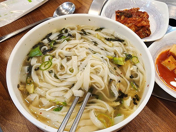 김천시 자매해물손칼국시 대표 음식