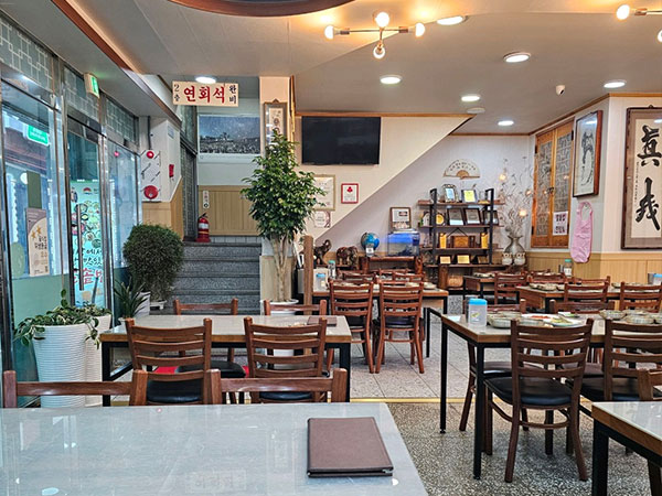 김천시 부일산채식당 내부 인테리어