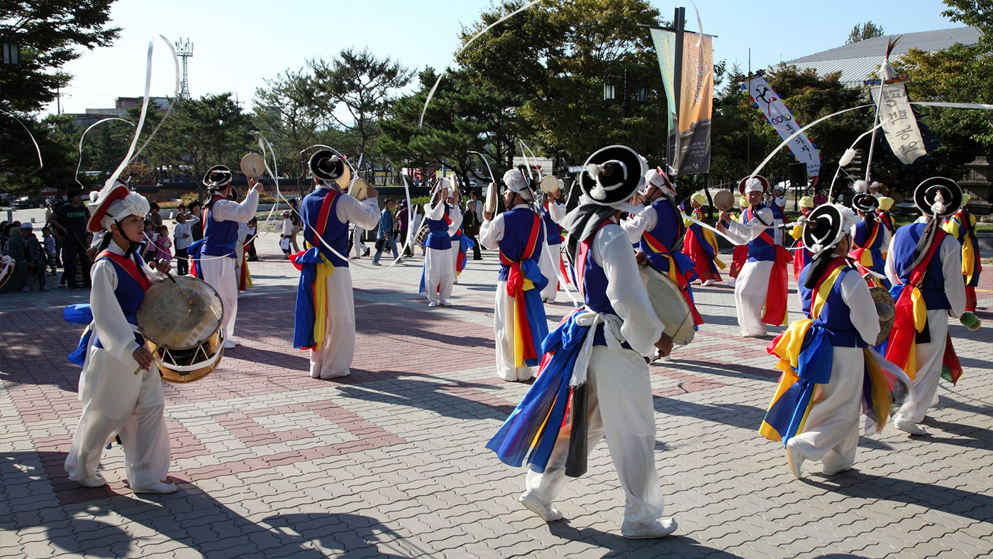 평택농악 (平澤農樂): 사람을 모이게 하는 마법의 힘, '신명'을 전한다