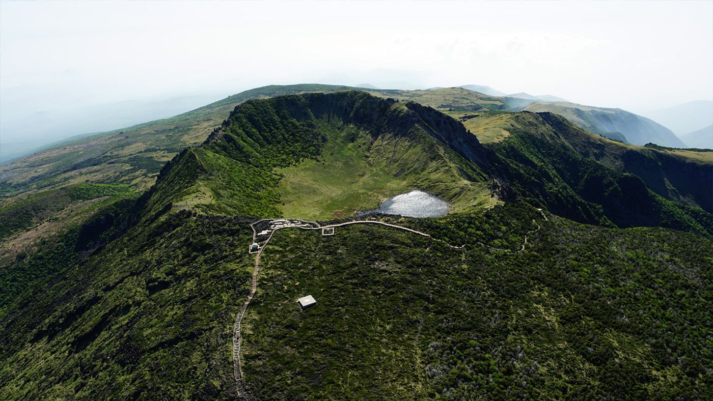 한라산 백록담 (漢拏山 白鹿潭): 명승 제90호